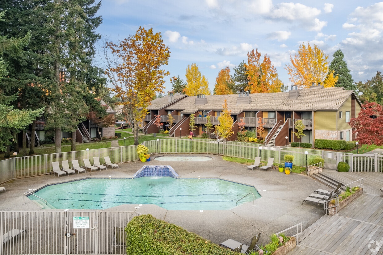 Seasonal Swimming Pool - Stone Creek Apartments