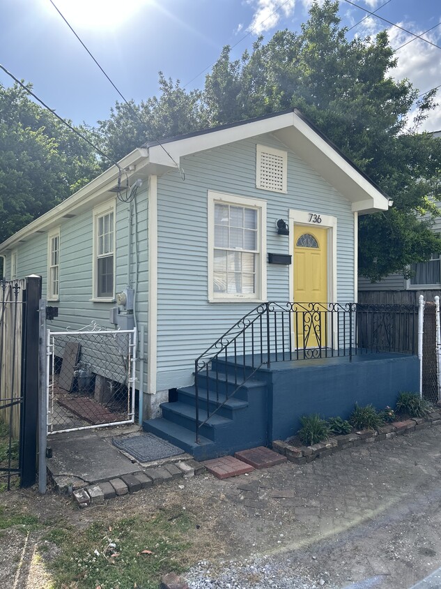 Primary Photo - 736 Harmony St