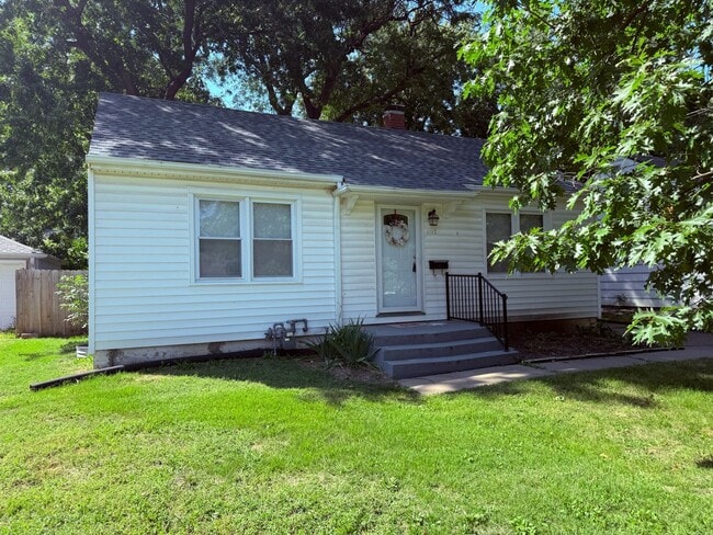 Building Photo - Charming 2 bedroom 1 bath