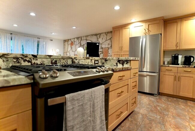 Foto del edificio - Millcreek Home with 2 Kitchens, Separate Entrance