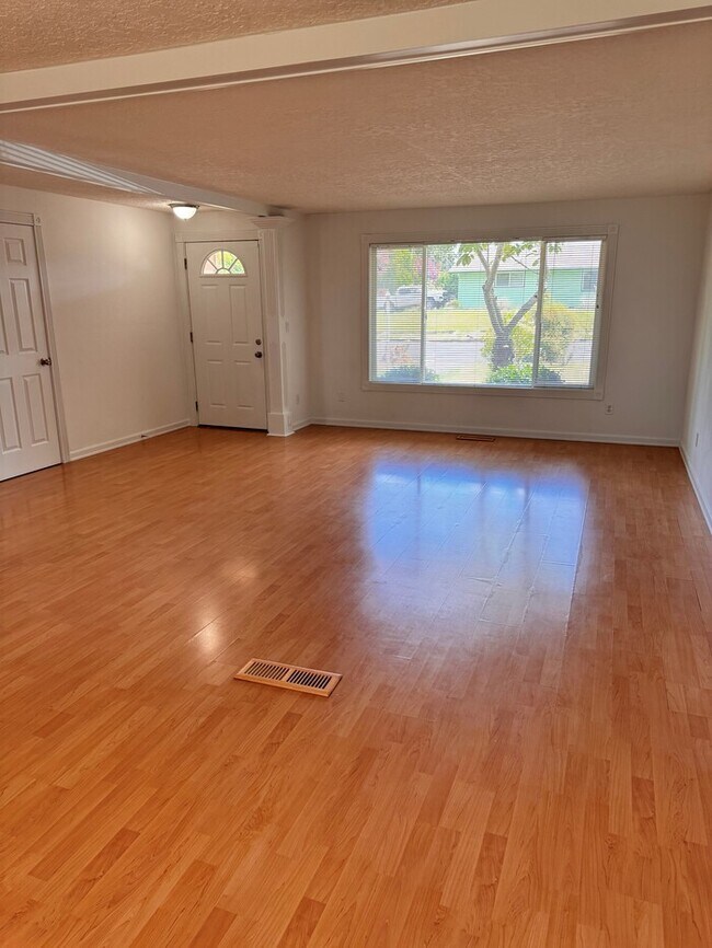 Foto del edificio - Single Level Home w/HUGE fenced yard, AC, W/D, Garage & More!
