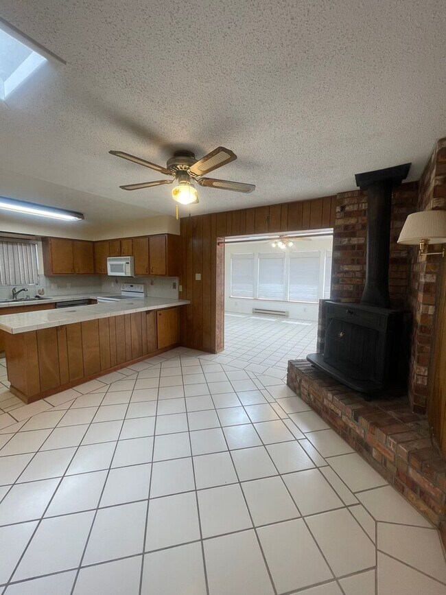 Building Photo - Charming 4 Bedroom/2 Bathroom House Near NMSU