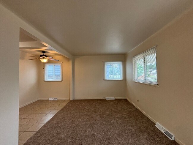 Building Photo - Charming home in Denver with 1-car garage.