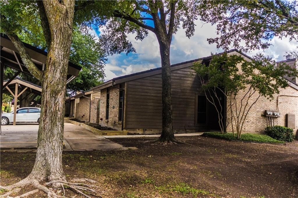 Primary Photo - 2204 W Park Blvd