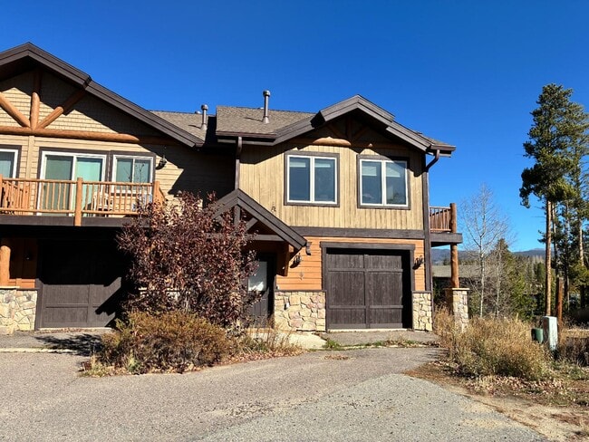 Building Photo - 831 Ermine Ln