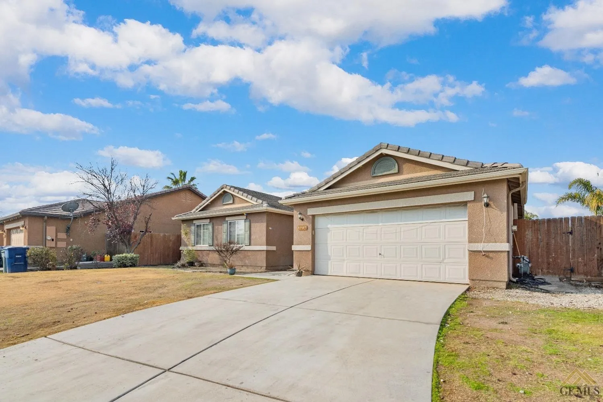 Foto principal - Beautiful Home in SW Bakersfield