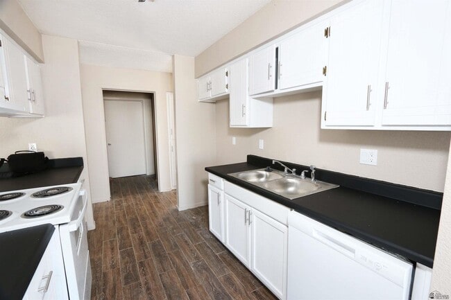 Building Photo - 1276 S Pagent Ave