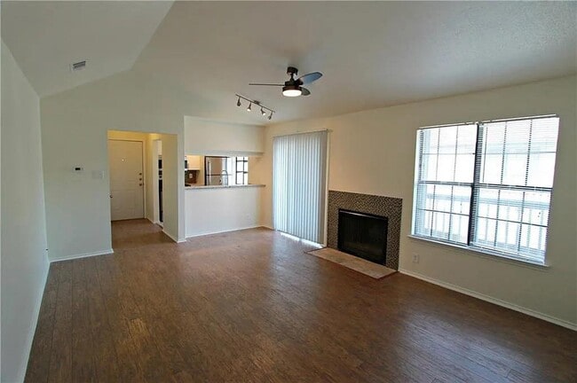 Building Photo - 2215 Post Rd