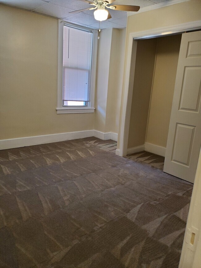 15x14 bedroom with double closets - 433 Maplewood Ave