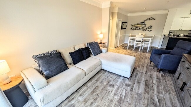 Building Photo - 6-12 month TURNKEY FURNISHED GOUNG FLOOR 2/2 CONDO