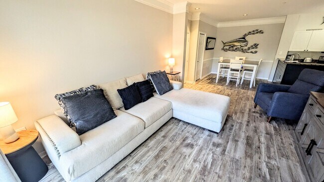 Foto del edificio - 6-12 month TURNKEY FURNISHED GOUNG FLOOR 2/2 CONDO