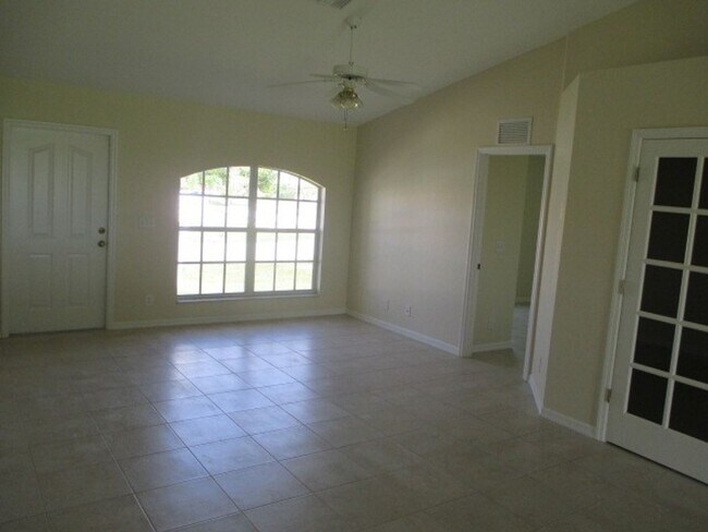 Building Photo - SW Area Home with a Den