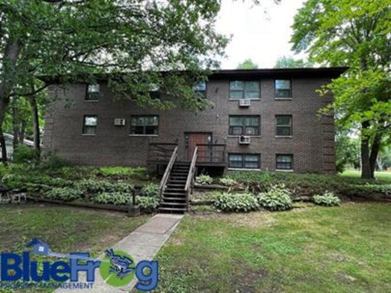 Foto principal - 1187 S Waukechon St