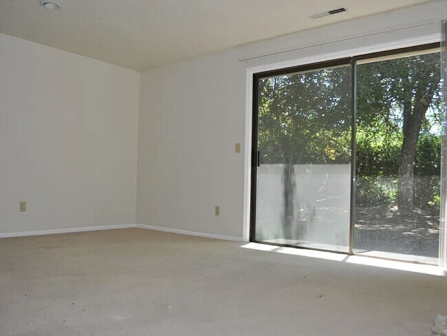 Foto del edificio - One level single family house, great location, ease access to all daily essentials