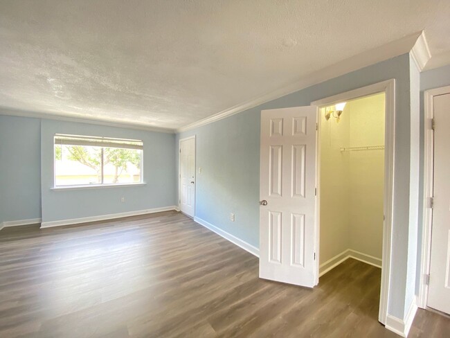 Building Photo - Spacious 3 bedroom, 2 bathroom Condo Locat...
