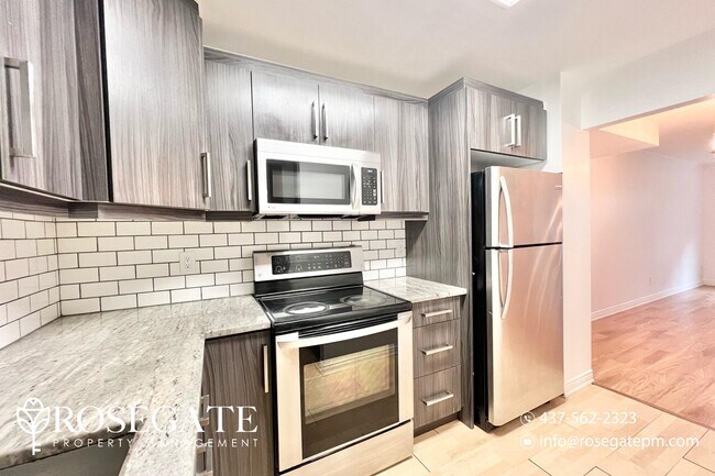 Photo du bâtiment - Spacious 3 Bed 2.5 Bath Townhouse in North...