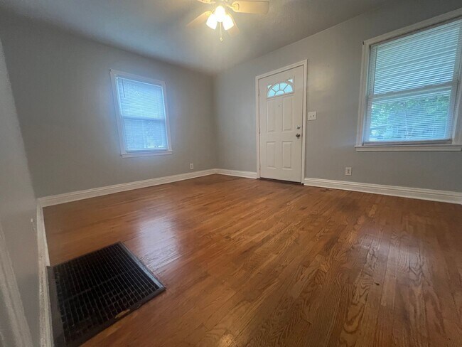 Building Photo - 1104 Hathaway Ave