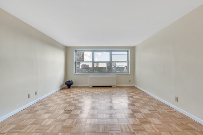 Building Photo - 2000 Linwood Ave