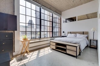 Building Photo - 454 Rue De la Gauchetière O