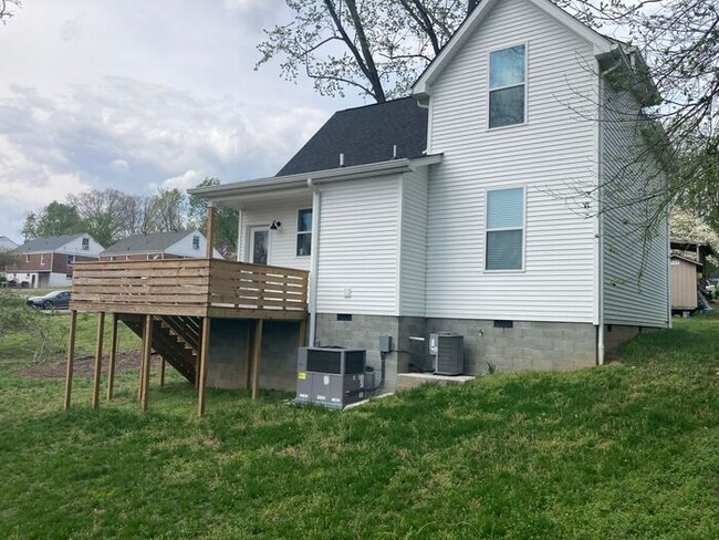 Foto del edificio - East Nashville Home near Stratford School