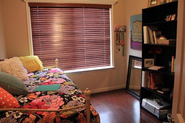 Foto del edificio - 1015 Canyon Meadow Dr