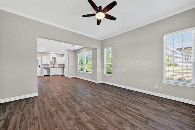 Foto del edificio - 320 W Bond St