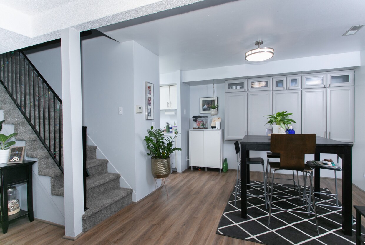 Foto principal - 3 bed 2 bed - in unit laundry - condo!