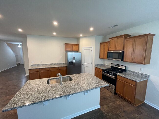 Foto del edificio - 4BR/3BA Home with Bedroom and Full Bath Do...