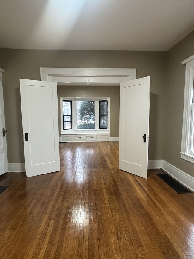 Building Photo - Spacious one-bedroom apartment located on Hazelwood in Rochester, NY.