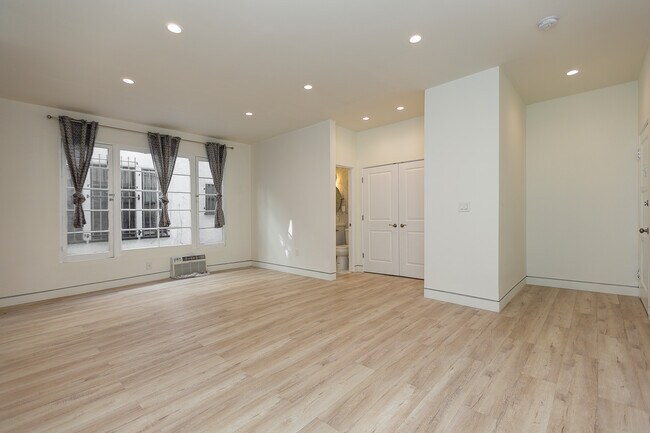 Foto del edificio - 7223-7229 Willoughby