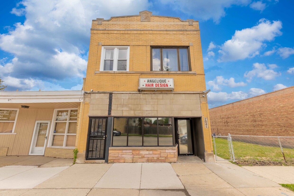 Primary Photo - 7041 W Addison St
