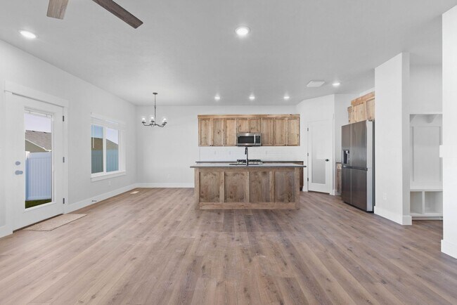 Foto del edificio - BEAUTIFUL 5 BEDROOM 4 BATH TWIN HOME IN SUGAR CITY