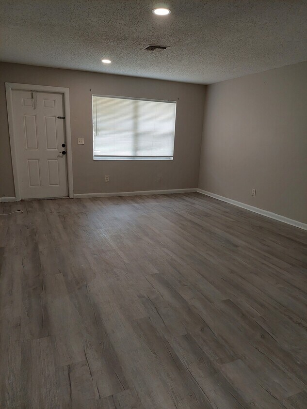 Sala de estar - 653 Bonnie Ln