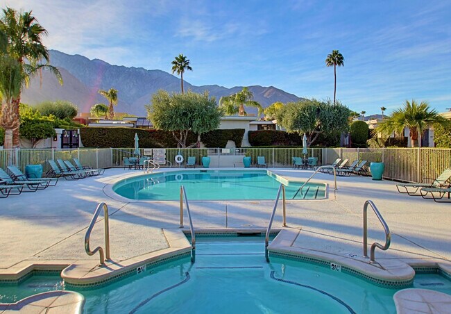 Foto del edificio - Extra Spacious, Exclusive Mid Century Modern Racquet Club Condo