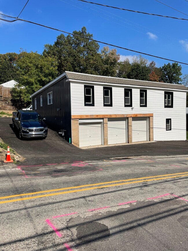 Building Photo - 1910 Fox Chapel Rd