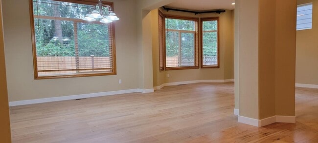 Building Photo - Beautiful 5 bedroom, 2.5 bathroom Home in ...