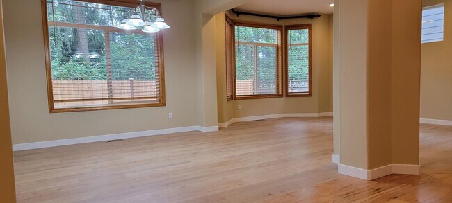 Foto del edificio - Beautiful 5 bedroom, 2.5 bathroom Home in ...