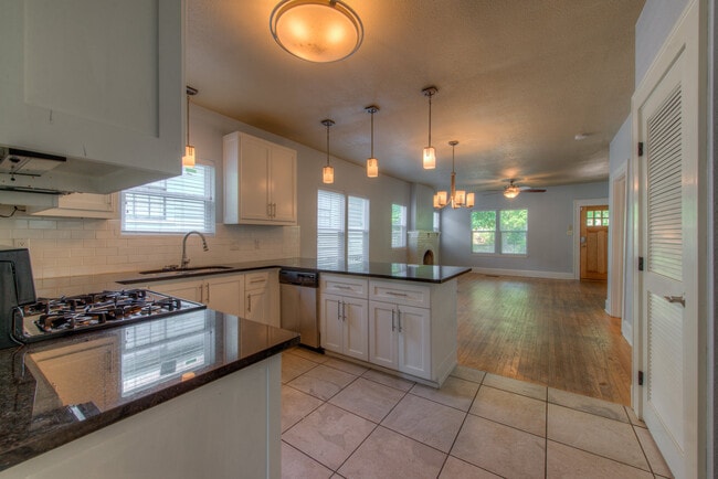 Foto del edificio - AUGUST UT PRE-LEASE: West Campus 5 bed / 3...