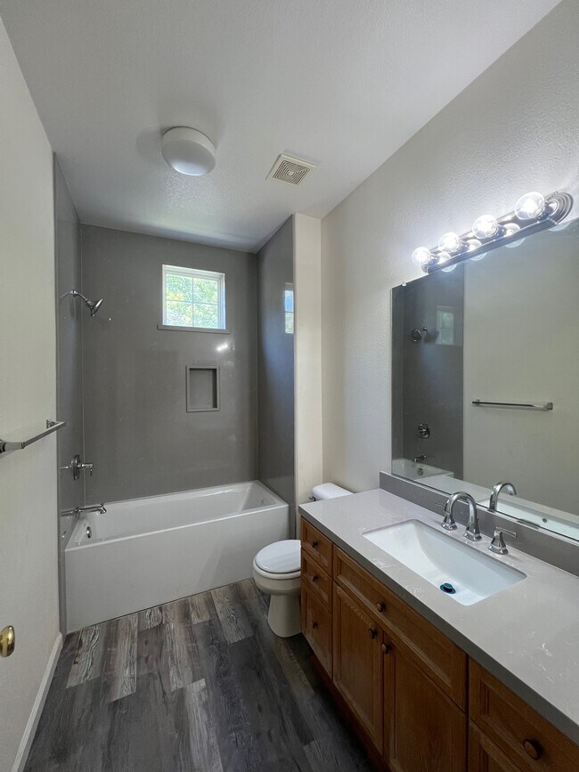 Foto del edificio - 309 Queencrest Ct