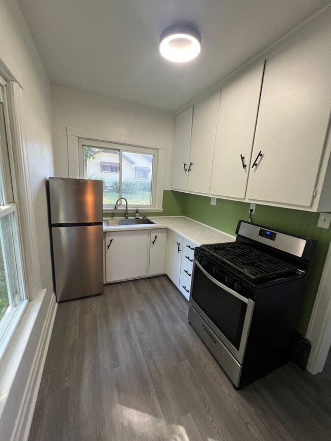 Foto del edificio - Two Bedroom One Bathroom Available in Batt...