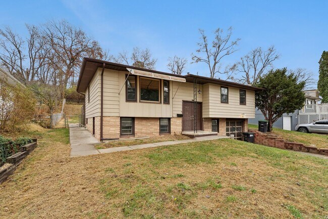 Foto del edificio - Inviting 4-Bedroom with Open Living Space & Finished Lower Level!!