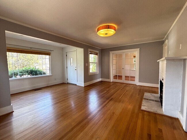 Building Photo - Delightful Home in University Park w/ Additional Flexible Bonus Rooms and A/C