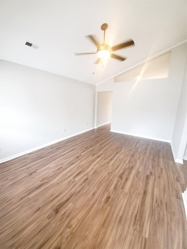 Foto del edificio - 213 Black Water Ln