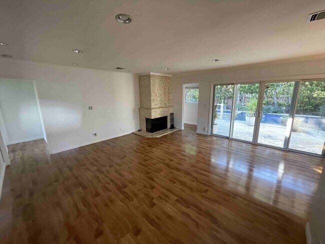 Foto del edificio - UPGRADED SMART HOME IN PRESTIGIOUS ENCINO VILLAGE!