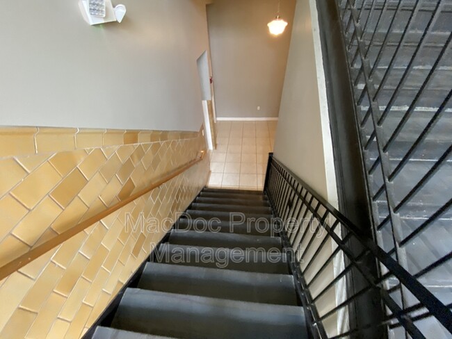 Building Photo - 900 Barton St