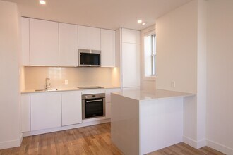 Building Photo - 5530 Chem. de la Côte St Luc