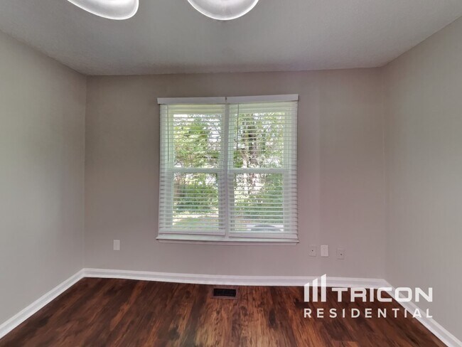 Building Photo - 909 Penncross Dr