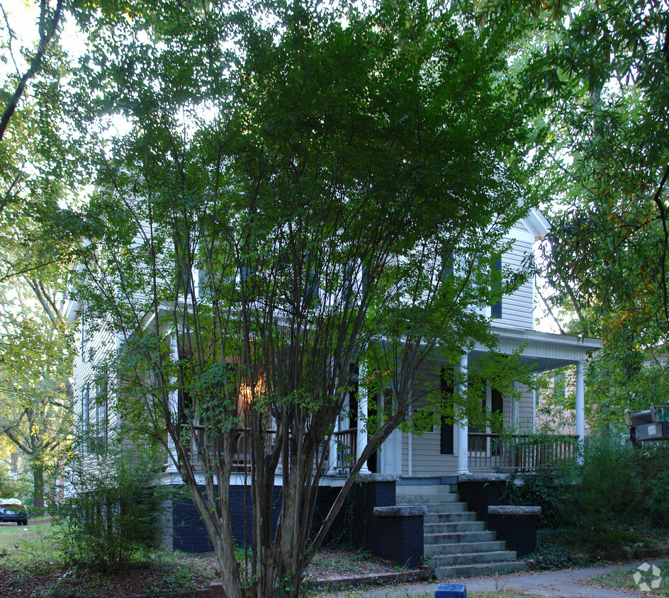 Foto principal - 804 Lancaster St