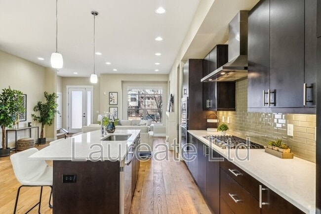 Building Photo - 5438 Valentia St
