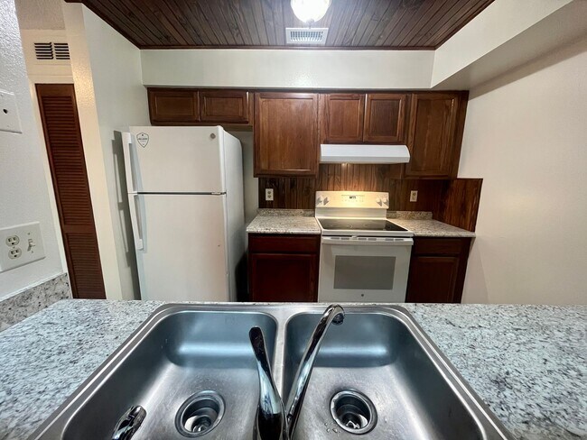 Building Photo - Two bedroom two bath townhome near UCF and...